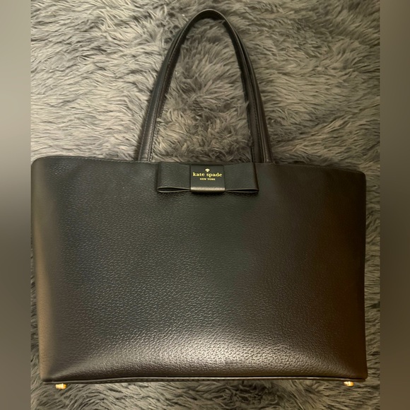 kate spade Handbags - Black Kate Spade tote handbag with zipper and feet!! 🖤